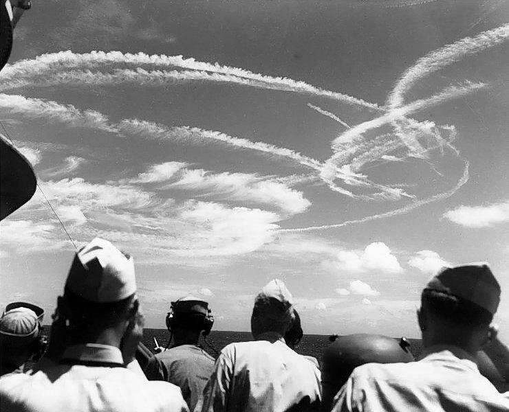 Kondenzacijske sledi vojaških letal nad Marianskim otočjem med 2. svetovno vojno.