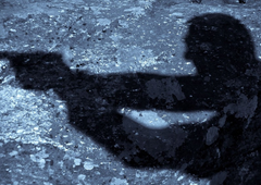 32-letnik skozi okno stanovanjske hiše streljal na mimoidoče (ustrelil je več ljudi in z nožem napadel policista)