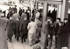 Fotografija iz leta 1943 razdelila splet: "Stoji sam. Poglejte, kaj drži v roki"