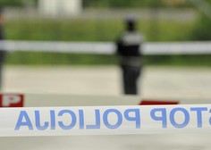 Moški na Dolenjskem poskušal ubiti lastno mater, policisti preprečili tragedijo