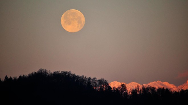 Nocoj bo na nebu zasijala zadnja letošnja superluna (zares bo posebna) (foto: Srdjan Zivulovic/Bobo)