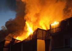 Obsežen požar v Lokah pogašen: zagorel industrijski objekt z nameščeno sončno elektrarno