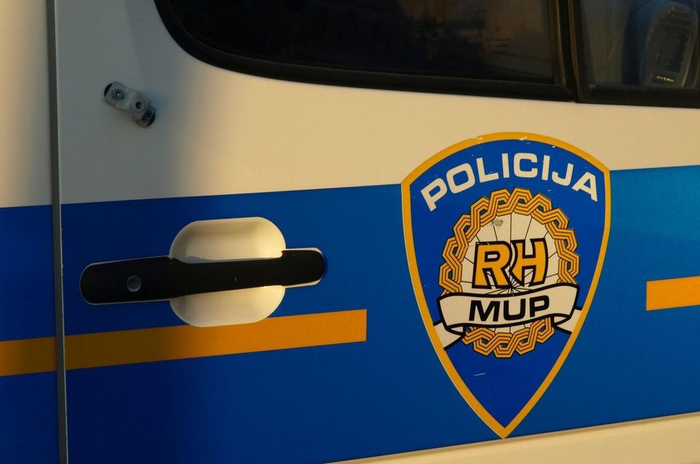 "Saj imamo pašteto in kruh ..." Mama mladoletne otroke zaradi partnerja za več dni pustila v poplavljeni hiši (foto: Profimedia)