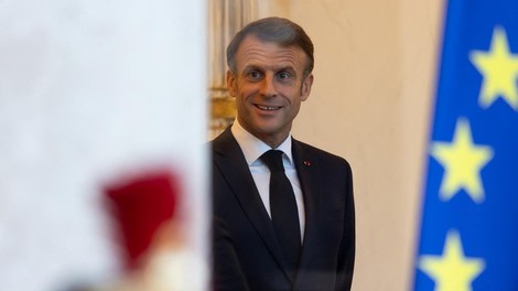 Francoski predsednik Emmanuel Macron popustil pod pritiski: Francija iz Nigerije umaknila veleposlanika, odhajajo tudi vojaki