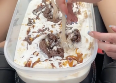 Obožujete ta priljubljen sladoled? Iz njega lahko pripravite okusno hitro sladico (viralni trik)