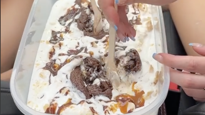 Obožujete ta priljubljen sladoled? Iz njega lahko pripravite okusno hitro sladico (viralni trik) (foto: TikTok/myjanebrain/posnetek zaslona)