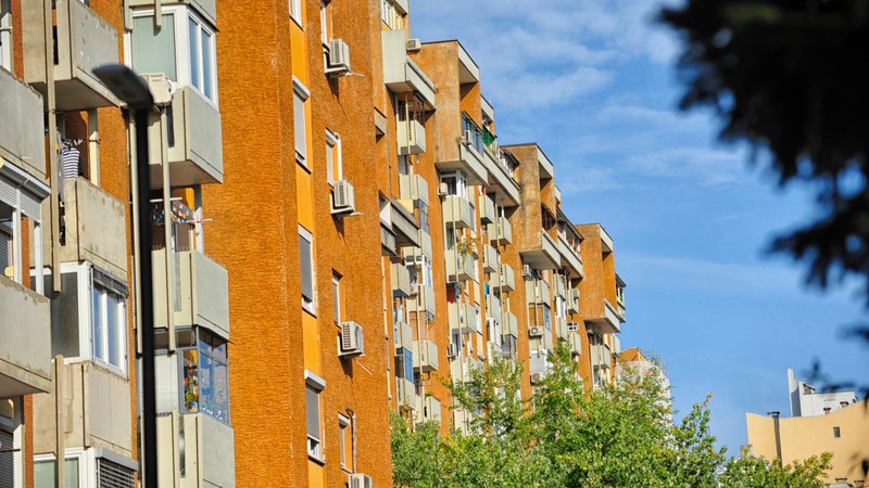 Nekateri investitorji iščejo stanovanja, ki bi jih lahko odkupili in prodajalcu oddali v dolgoročni najem, tako da prodajalec postane najemnik stanovanja, ki ga je prej imel v lasti.