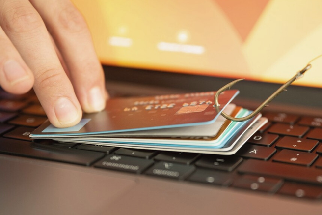 Goljufi od žrtve z območja Celja izvabili kar četrt milijona evrov: najhujše so preprečili policisti