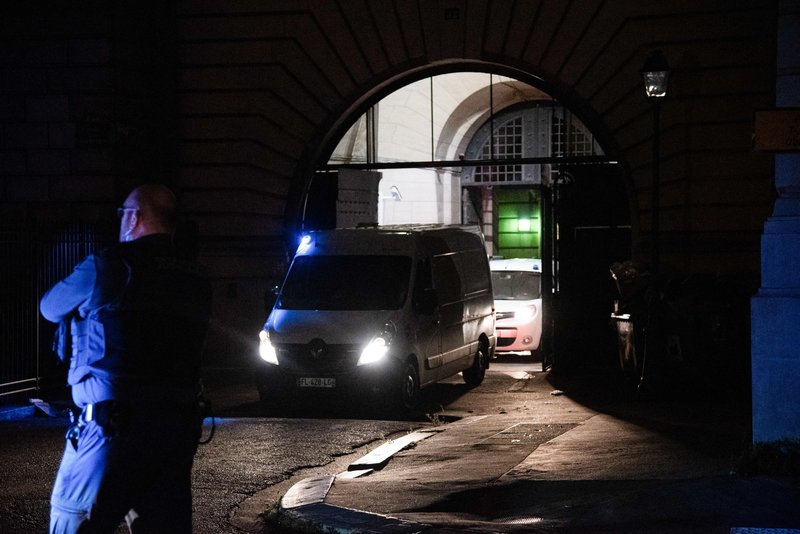 Policista naj bi v priporu posilila 26-letnico: eden od njiju dejanje posnel