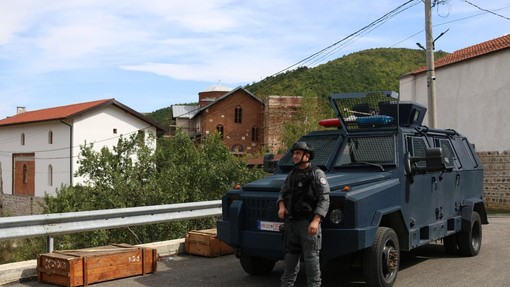 Na Kosovu je spet vroče: posebna protiteroristična enota vdrla v klinični center v Kosovski Mitrovici