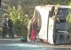 "Otroci so ležali po cesti": v grozljivi nesreči avtobusa, ki se je prevrnil na bok, več poškodovanih otrok