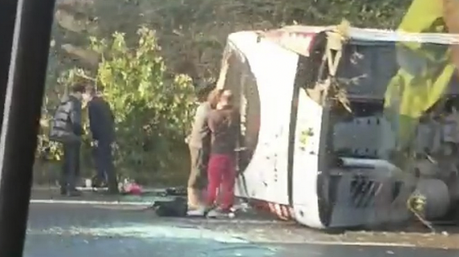"Otroci so ležali po cesti": v grozljivi nesreči avtobusa, ki se je prevrnil na bok, več poškodovanih otrok (foto: Twitter/johnsfooty/posnetek zaslona)