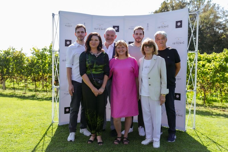 Družina Istenič: Mark, Barbara, Miha, Svetlana, Nik, Mihaela in Janez