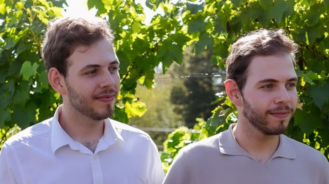 Velika prelomnica v družini Istenič: štafetno palico iz rok dedka in očeta prevzela brata dvojčka Mark in Nik Istenič