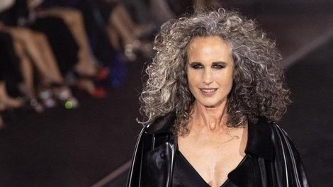 Zažgala je! 65-letna slavna igralka po modni brvi kar v modrcu