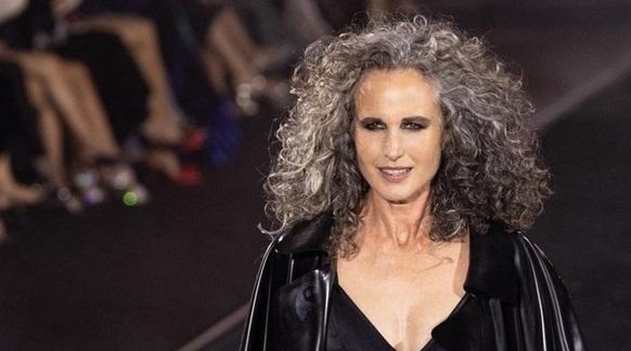 Zažgala je! 65-letna slavna igralka po modni brvi kar v modrcu (foto: Profimedia)