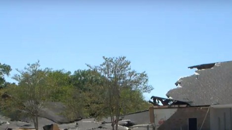 Tragedija: med mašo se je zrušila streha cerkve, devet ljudi je umrlo, med ujetimi tudi otroci (VIDEO)