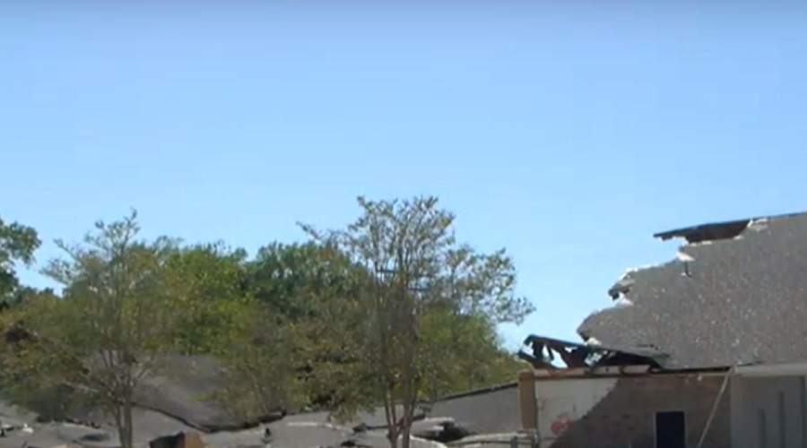 Tragedija: med mašo se je zrušila streha cerkve, devet ljudi je umrlo, med ujetimi tudi otroci (VIDEO) (foto: YouTube/posnetek zaslona)