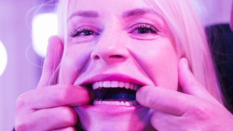 Fotografinja, ki je dve leti spremljala odprt zakon vplivnega moškega: "Seksualno življenje je gotovo intimna stvar za večino, toda to zanj ne velja ..."