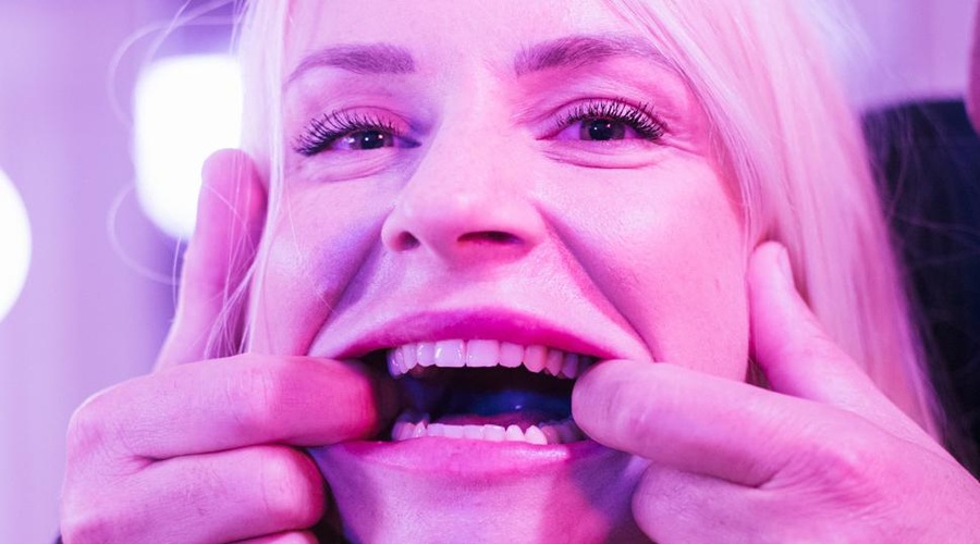 Fotografinja, ki je dve leti spremljala odprt zakon vplivnega moškega: "Seksualno življenje je gotovo intimna stvar za večino, toda to zanj ne velja ..." (foto: Bianka Csenki)