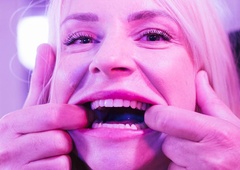 Fotografinja, ki je dve leti spremljala odprt zakon vplivnega moškega: "Seksualno življenje je gotovo intimna stvar za večino, toda to zanj ne velja ..."