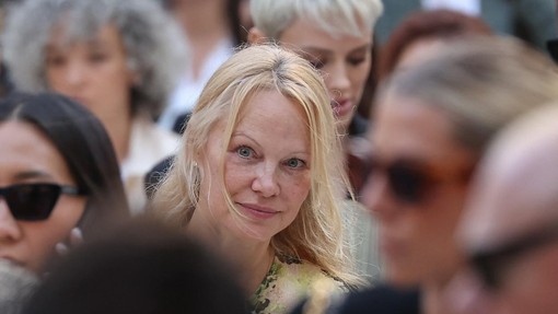 Pamela Anderson v javnosti šokirala brez ličil: bi jo sploh prepoznali?  (FOTO)
