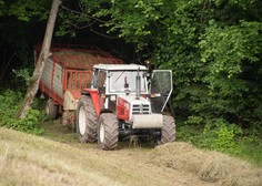 Huda delovna nesreča v gozdu, voznika je stisnil traktor
