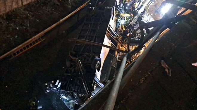 Avtobus zapeljal z mostu ter padel v globino: umrlo 21 ljudi, najmanj 12 je ranjenih (foto: Profimedia)
