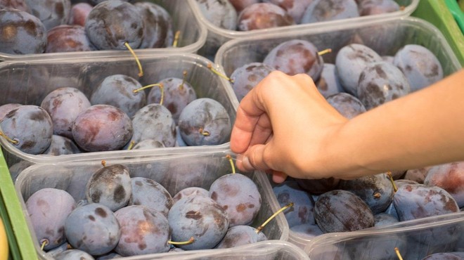 Sporno sadje: Slovenci smo poleti jedli srbske breskve in poljske slive z vsebnostjo pesticida (foto: Profimedia)