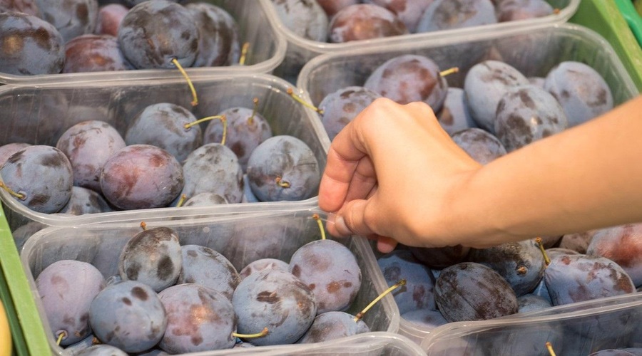 Sporno sadje: Slovenci smo poleti jedli srbske breskve in poljske slive z vsebnostjo pesticida (foto: Profimedia)