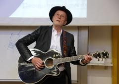 Vlado Kreslin o življenjskih izkušnjah svojega 95-letnega očeta: "Pet let star je stal na mizi, igral orglice in gostilna je plesala ..."