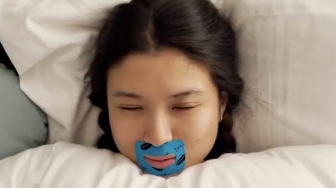 Vam lepilni trak za usta res lahko pomaga pri boljšem spancu? (Viralni trend, ob katerem strokovnjaki zmajujejo z glavo) (foto: Tiktok/refinery29/posnetek zaslona)