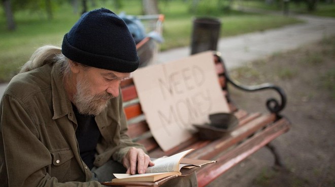 Kako se sreča lahko obrne: brezdomec je zadel loterijski dobitek, od zdaj naprej bo njegovo življenje takšno ... (foto: Profimedia)