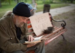Kako se sreča lahko obrne: brezdomec je zadel loterijski dobitek, od zdaj naprej bo njegovo življenje takšno ...