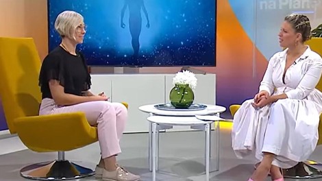 To se je zgodilo znani slovenski TV-voditeljici med vodenjem oddaje. Naježila se vam bo koža