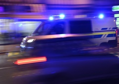 Drama v Ribnici: voznik divjal, trčil v gostinski lokal in poškodoval dve osebi! (Policija razkrila podrobnosti)