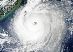 Ljudje trepetajo pred tajfunom Koinu: veter dosegel rekordno hitrost (VIDEO)