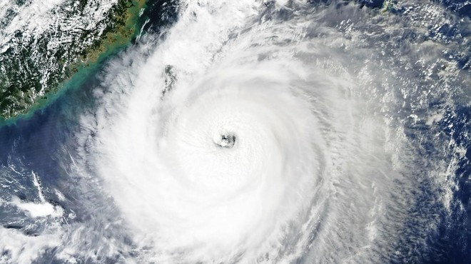 Ljudje trepetajo pred tajfunom Koinu: veter dosegel rekordno hitrost (VIDEO) (foto: Profimedia)