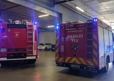 Ognjeni zublji na Kongresnem trgu v Ljubljani: hitro posredovanje gasilcev preprečilo najhujše