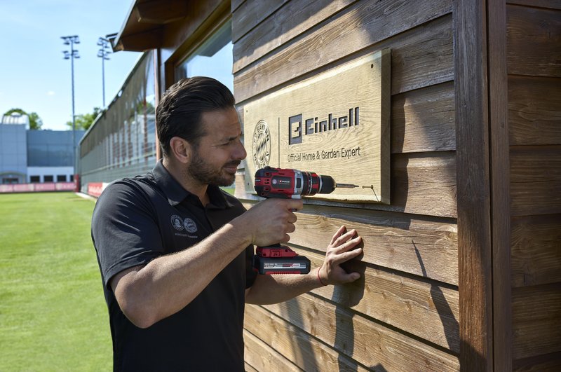 Akumulatorski udarni vrtalnik v dizajnu FC Bayern je na voljo v trgovini FC Bayern Fan Shop in pri izbranih prodajalcih.