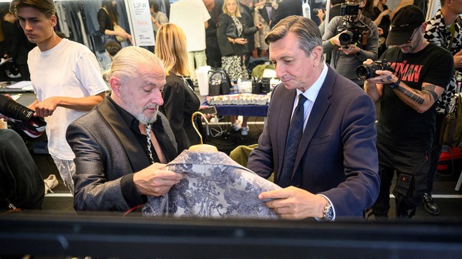 Nekdanji predsednik v novih oblačilih? Borut Pahor si je z zanimanjem ogledoval izdelke priznanega modnega oblikovalca (foto: LJFW/Jure Makovec)