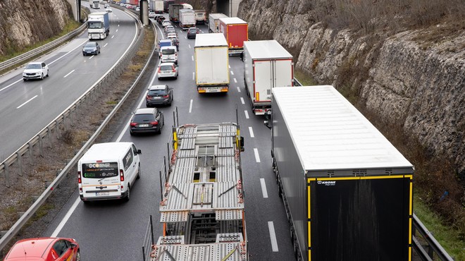 Avtocesta ali oder norosti? "Videli smo rolkanje, sprehajanje ljubljenčkov, celo sončili so se" (foto: Bobo)