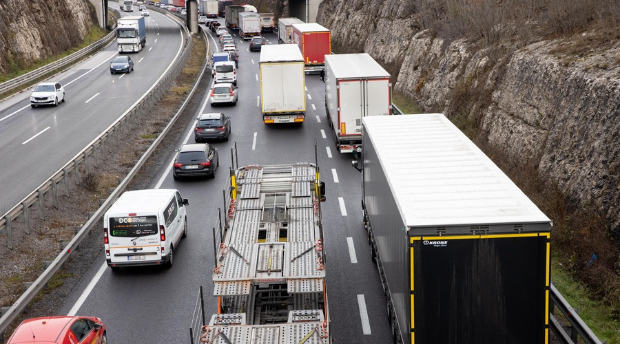 Pozor, zaradi nesreče zastoji v smeri proti Ljubljani (foto: Bobo)