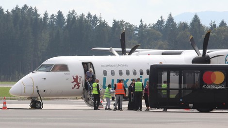 Na ljubljanskem letališču pristal milijonti potnik letos (srečnež prejel zastonj karte)