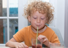 Nenavaden incident: 9-letnik v restavraciji popil jabolčni sok in pristal v bolnišnici. Ugotovili so, da je v soku bil ...