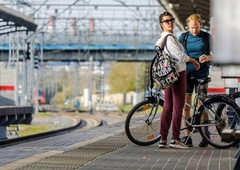 Strašno: v Kamniku vlak do smrti povozil kolesarko