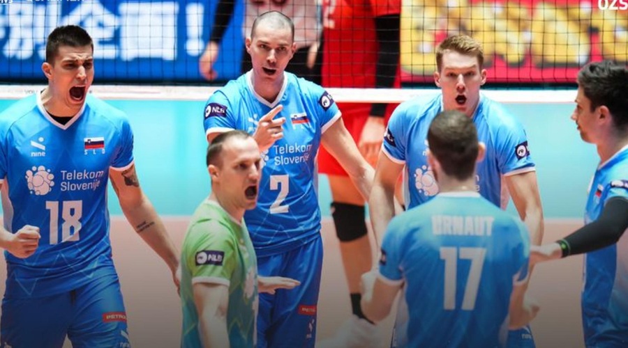 Slovenski odbojkarji s sklonjenimi glavami: nastop na olimpijskih igrah se jim vedno bolj izmika (foto: Facebook/Odbojkarska zveza Slovenije)