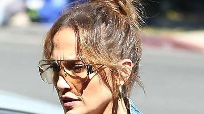 Je Jennifer Lopez z outfitom tokrat udarila mimo? Zbadljivim komentarjem ni videti konca (FOTO) (foto: Profimedia)