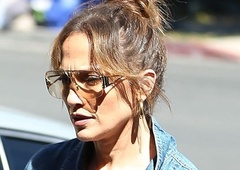 Je Jennifer Lopez z outfitom tokrat udarila mimo? Zbadljivim komentarjem ni videti konca (FOTO)