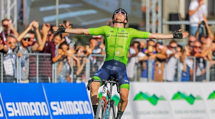 Matej Mohorič je ciljno črto prečkal sam in stopil na vrh stopničk! (foto: Profimedia)